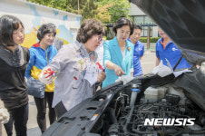 엔진오일 점검하는 김수영 양천구청장