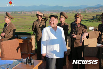 북한 김정은, 신형 지대공 요격미사일 시험사격 참관