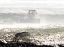 새만금 매립 현장 희뿌연 흙먼지