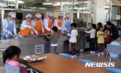 영동군, 노인 급식도우미·보육시설봉사 호응