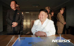 북한 김정은 위원장, 탄도미사일 시험발사 참관