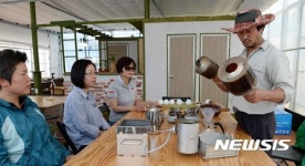 커피볶기 설명하는 임영주 농장주