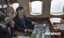 헬기 타고 새만금 둘러보는 문재인 대통령