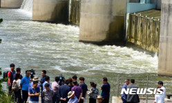 5년 만에 수문 2개 개방한 영산강 죽산보