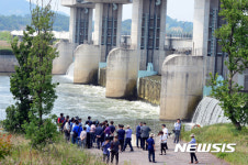 5년 만에 수문 개방한 영산강 죽산보