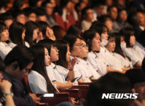장뱅상 플라세 장관 기조강연 듣는 제주 삼성여고 학생들