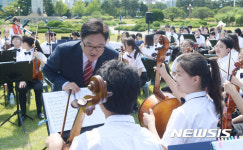 노원유스챔버오케스트라 단원들과 이야기 나누는 우원식 원내대표
