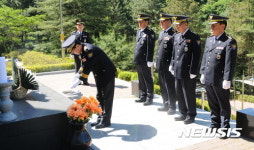 분향하는 김도상 화천경찰서장