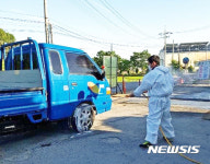 군산 AI 의심 농장 진출입로 방역작업  