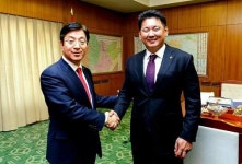 몽골 후렐수흐 부총리와 악수하는 박봉규 이사장
