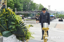 원창묵 원주시장 현충탐에서 묵념