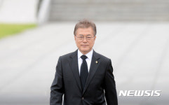 국가유공자 포상 마친 문재인 대통령