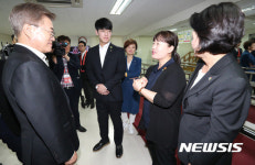 김경렬 씨 가족들과 대화하는 문재인 대통령