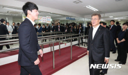 김경렬 목함지뢰피해자 진표 지켜보는 문 대통령