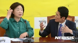 대화나누는 심상정-윤소하