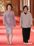 청와대 복도 걷는 김정숙 여사