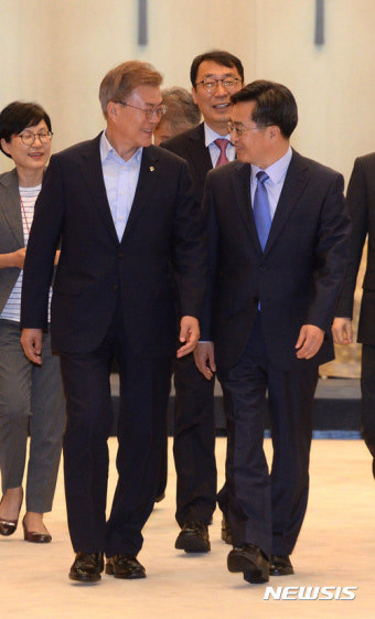 환담장 향하는 문재인 대통령과 김동연 경제부총리