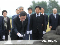 제주 4.3 평화공원서 분향하는 이낙연 총리
