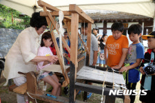 서천 ‘한산모시 짜기’를 하는 어린이들