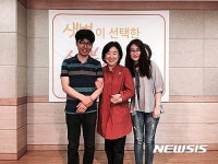 심상정, 샛별중의 대선 모의투표 당선증 직접 받아