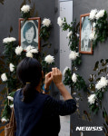 효순-미선 영정에 헌화하는 시민