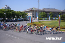 여수시청 앞 지나는 투르 드 코리아 2017