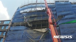 음성군 건물 신축공사장 거푸집 떨어져 인부 2명 다쳐 