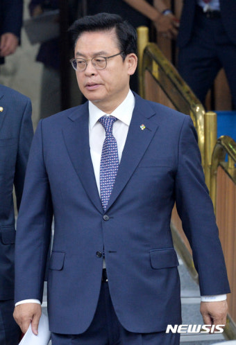 정우택 한국당 대표 권한대행 원내대책회의 참석