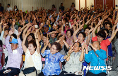 건강체조하는 어르신들