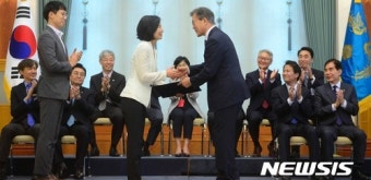 문 대통령, '이숙진 여성가족부 차관 임명장 수여'