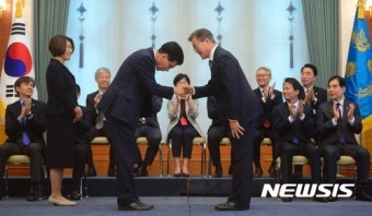 문 대통령, '신임 장·차관급 공직자 27명 임명장 수여'