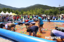 황토물 속에서 맨손으로 장어를 잡는 사람들