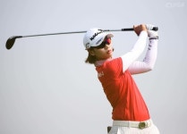 티샷하는 안나린