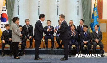 김영춘 해양수산부장관 임명장 수여하는 문 대통령