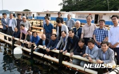 통영바다목장 10주년,  해상과학기지 가두리양식장을 돌아보는 참석자들