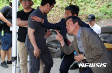 극장 둘러보는 도종환 장관