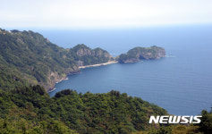 내수전 전당대에서 본 관음도와 동해 바다