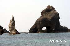 독도 삼형제굴 바위와 촛대바위