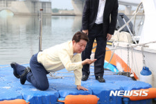 수질 확인하는 권영진 시장