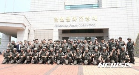 군 장병들과 기념촬영하는 박주선