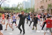 학생들과 축하공연 하는 조희연 교육감