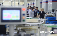 수원 산업단지 찾은 더불어민주당 추미애 대표