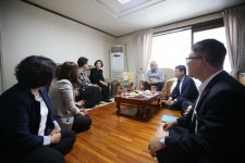 유공자와 대화하는 피우진 처장