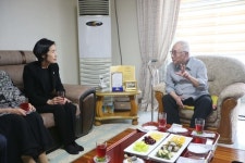 대화하는 피우진 처장