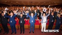 6·25 전쟁 67주년 기념식···만세삼창하는 남유진 구미시장
