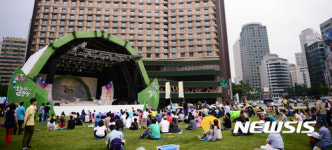 잔디에 앉아 즐기는 발레공연