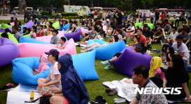 잔디에 앉아서 즐기는 문화공연