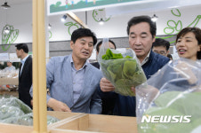 도담동 로컬푸드 직매장에서 물건 고르는 이낙연 국무총리