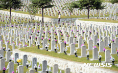 한산한 국립서울현충원 묘역