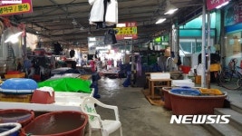 도로 위에 불법으로 형성된 용원수산물재래시장 내부